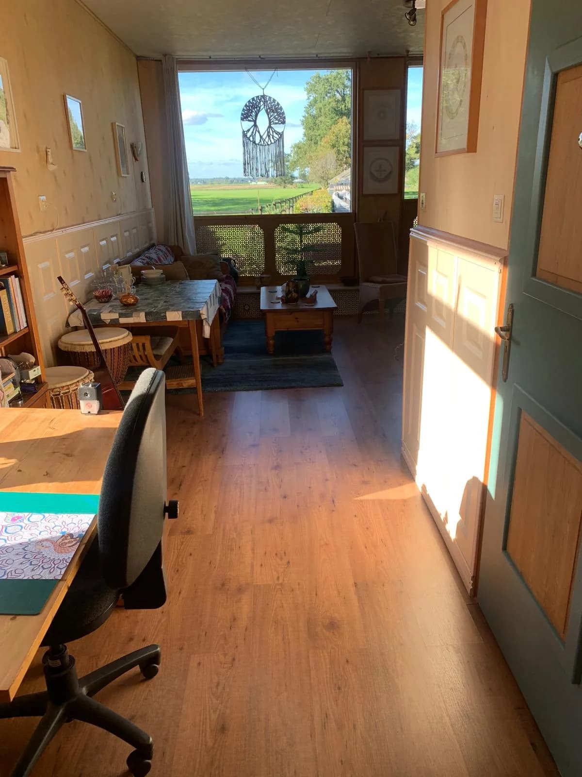 Lichte praktijkruimte met uitzicht over een groen landschap